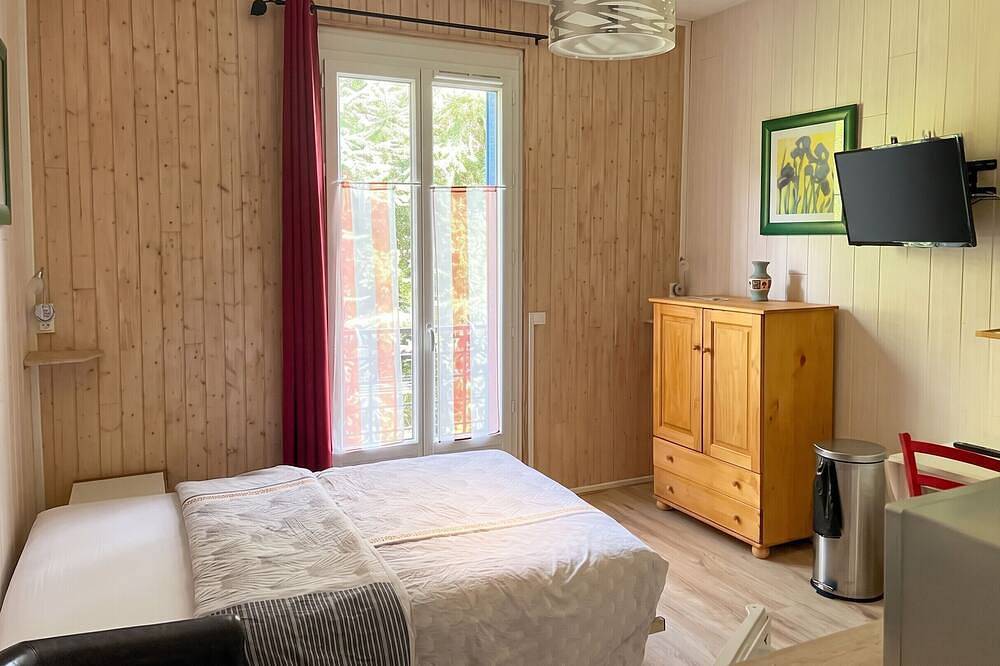 Entire apartment, Homerez - Studio in Néris-les-Bains in Néris-les-Bains, Montluçon region