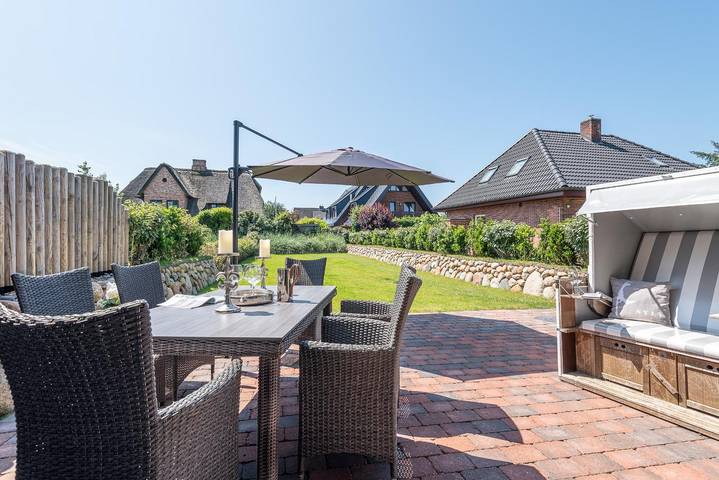 Luxus-Hausteil in beliebter Wohngegend auf ca. 170 m² für bis zu 7 Personen. in Wenningstedt, Sylt