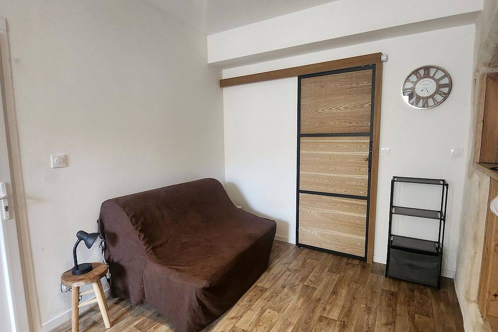 Entire apartment, Studio 20m² Casteljaloux center, equipped, 8 min Thermes, lake and leisure nearby in Casteljaloux, Nérac region