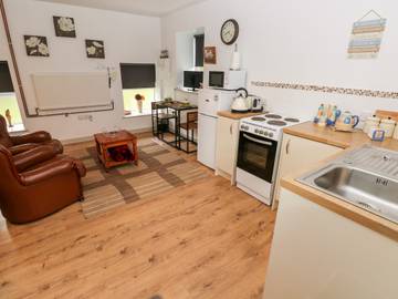 Hut for 2 People in Mid-Wales, Powys, Photo 3