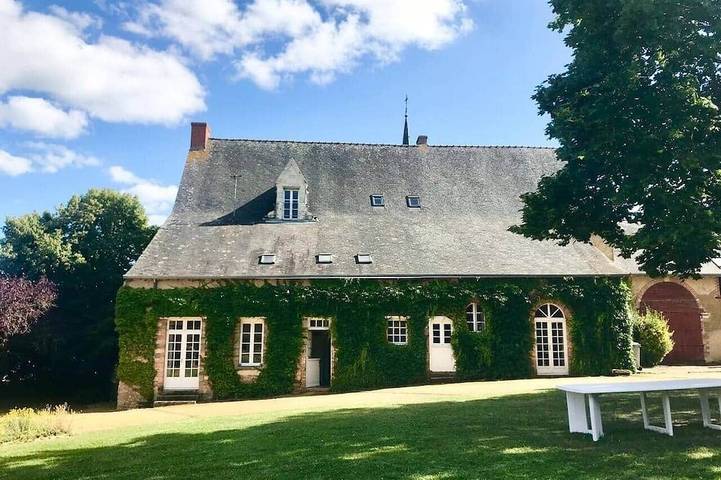 Location de vacances pour 30 personnes, avec jardin à Parcé-sur-Sarthe