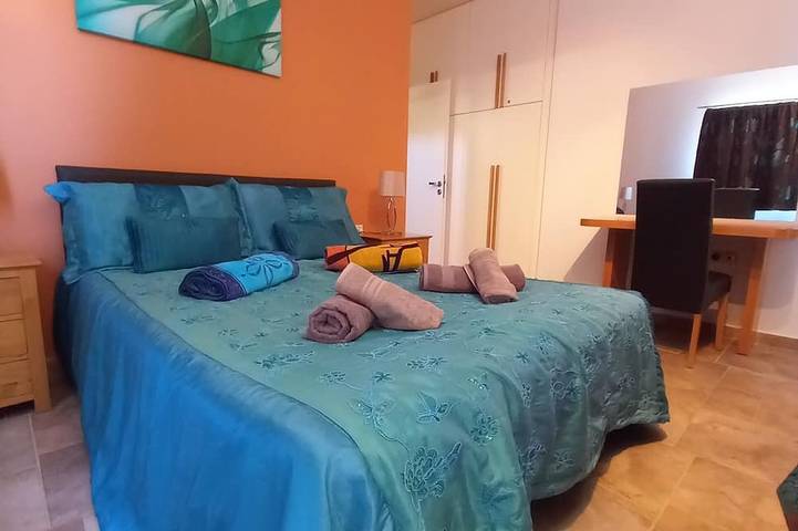 5-bedroom villa with heated pool, sea and mountain views, 5 minutes from the center of town in Lasithi