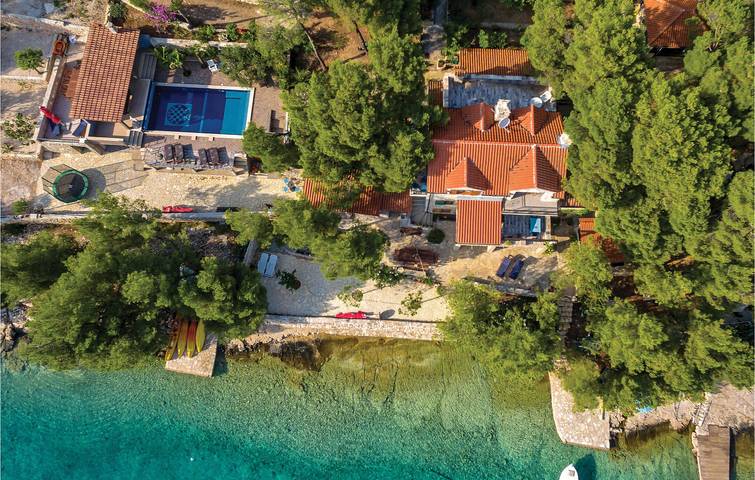 Charmantes Apartment, 2 km vom Strand entfernt: Gemütliches Apartment mit Pool und Terrasse in Milna, Brac