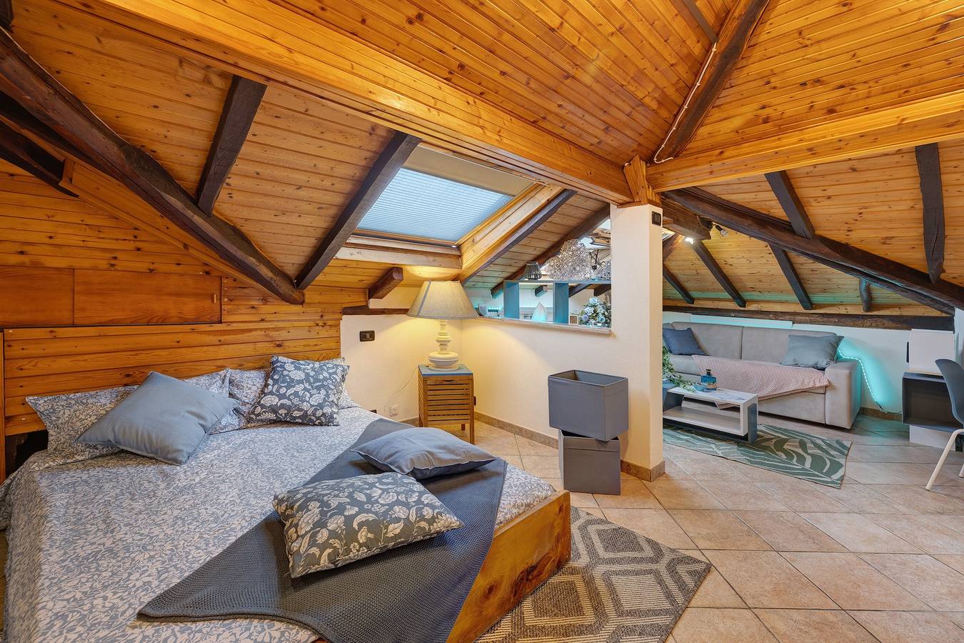Estudio entero, Apartamento 'Mansarda Sotto Le Stelle' con vistas al mar, Wi-Fi y aire acondicionado in Savona (City), Savona
