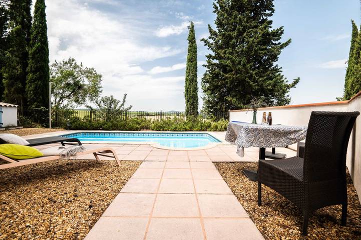 Gîte pour 4 personnes, avec Terrasse ainsi que Jardin et Piscine