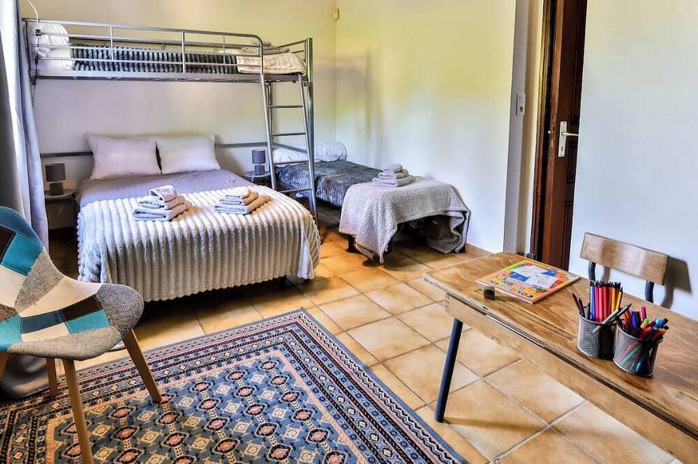 Launch Promo!  Detached house 12km from Avignon in a small village in Graveson, Region de Arles