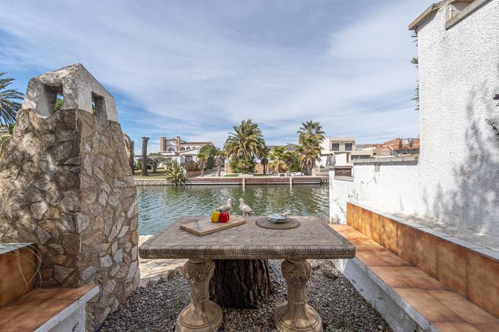 Casa rural para 4 personas, con terraza además de vistas y jardín en Ampuriabrava - 3
