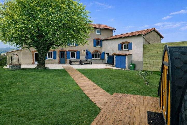 Location de vacances pour 23 personnes, avec balcon ainsi que jacuzzi et jardin dans Montchal