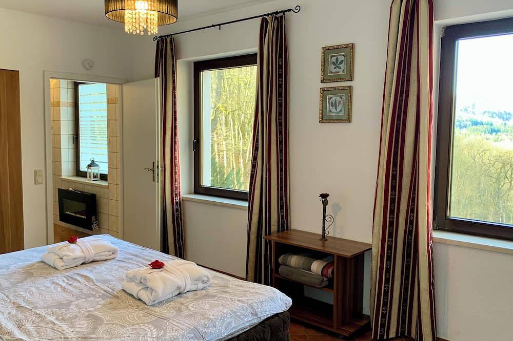 Ganze Wohnung, Villa Warzenburg, Fewo-2 mit Panorama-Blick, Balkon und Kamin. Urlaub mit Hund. in Friedrichroda, Rennsteig