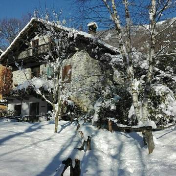 Gîte pour 4 personnes, avec vue et jardin à Cérès