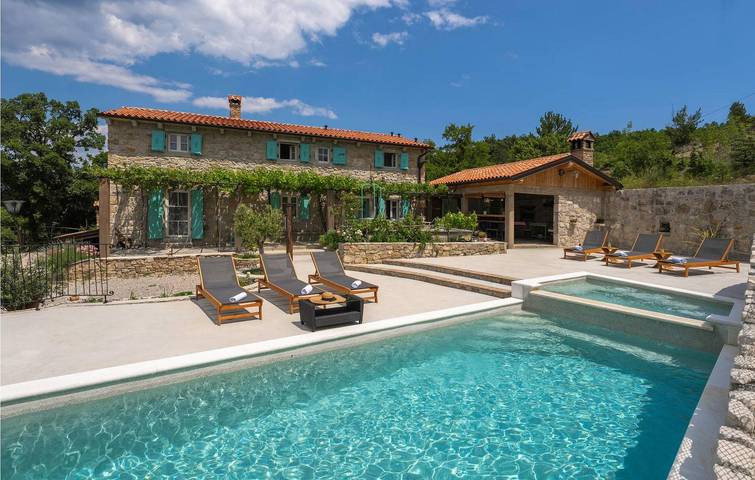 Amplio apartamento con piscina y terraza, cerca del centro de la ciudad y de restaurantes in Ripenda, Costa Este de Istria