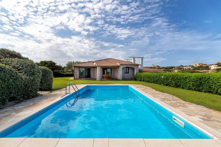 Villa 'Glory Piscina Privata' con Vista Montagna, Wi-Fi e Aria Condizionata in Punta De Su Turrione, Stintino
