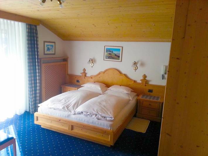 Chambre d’hôte pour 2 personnes, avec balcon et vue à Wolkenstein - 4