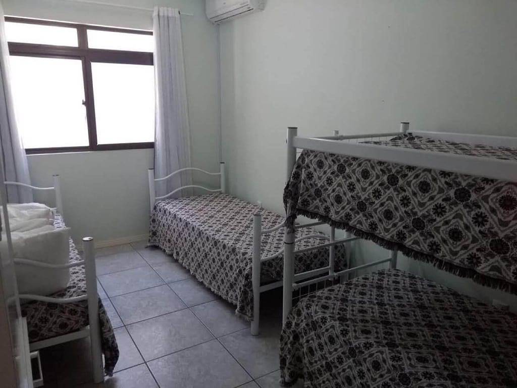 Ganze Wohnung, Geräumige, luftige, gut gelegene Wohnung und Spaziergang im Sand in Meia Praia (Santa Catarina), Itapema