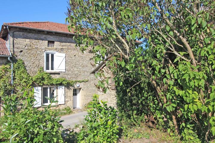 Gîte pour 8 personnes, avec Terrasse ainsi que Jardin et Piscine
