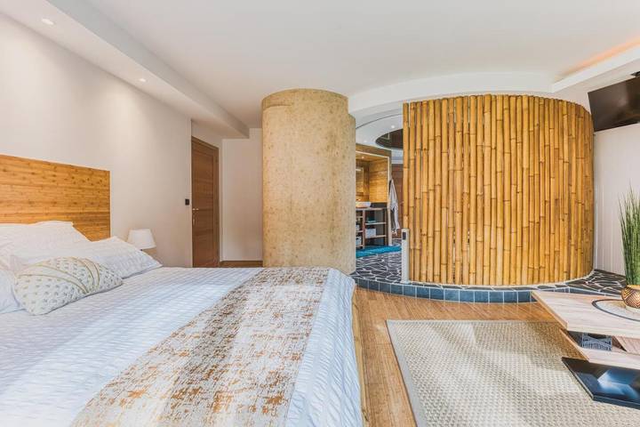 Location de vacances pour 2 personnes, avec terrasse ainsi que jardin et jacuzzi à Chessy - 3