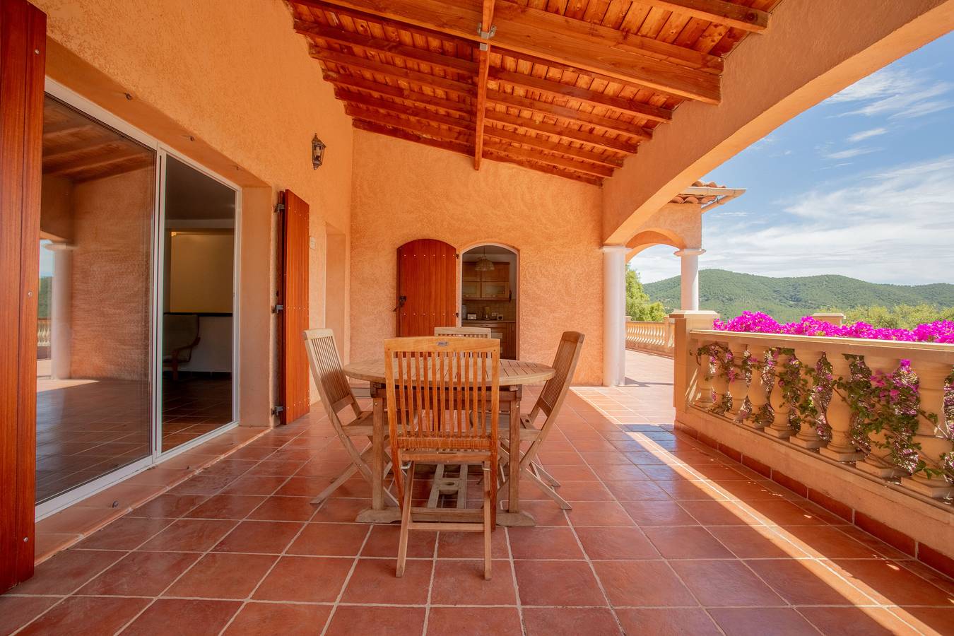Villa 'Lucio' avec vue sur mer, piscine et terrasse privée in La Londe-les-Maures, Région de Toulon