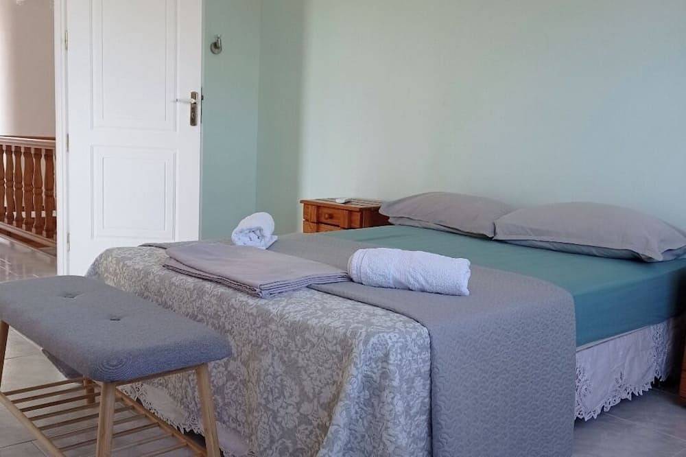 Beautiful Tuscan Villa with pool amongst the vineyards and olive trees. in Korinthia