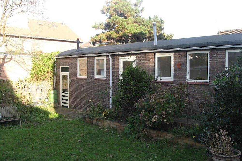 Zomerhuis, in rustige omgeving, 400 m van het strand en 50 m van het centrum in Wijk aan Zee, Nederlandse Noordzeekust