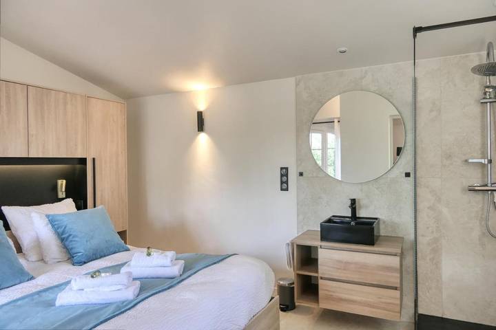 Location de vacances pour 12 personnes, avec jardin ainsi que piscine et vue, animaux acceptés à Roussas - 3