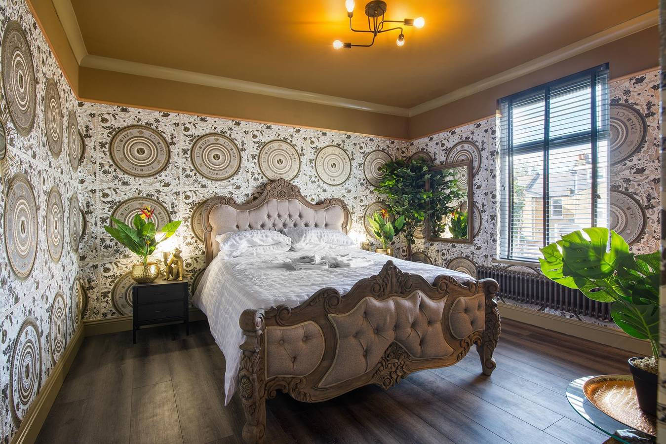 Ganze Ferienwohnung, Luxury Versace 1 Bed, Hot Tub, Pool Table, Sky Tv in Waltham Forest, London