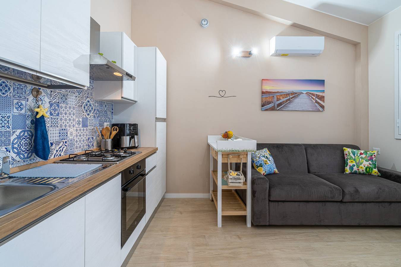 Apartamento entero, Villa 'Benvenuti Al Sud' con terraza privada, jardín privado y aire acondicionado in Marina di Avola, Avola
