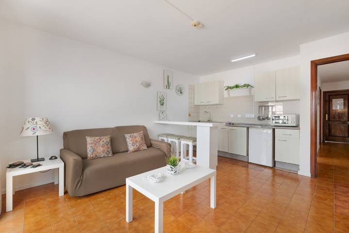 Entire apartment, Charming "La Florida" Apartment with Pool, Balcony, Sea Views & Wi-Fi in Puerto del Carmen, Tías