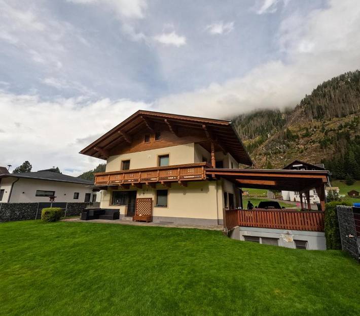 Ferienwohnung für 5 Personen, mit Balkon und Terrasse sowie Garten und Pool