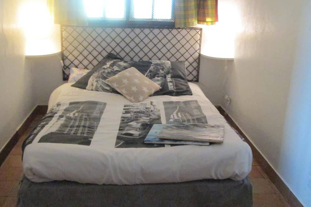 Detached Country House Weekly Rental Plot 2400 M2 Wooded Fenced in Barjac, Alès region