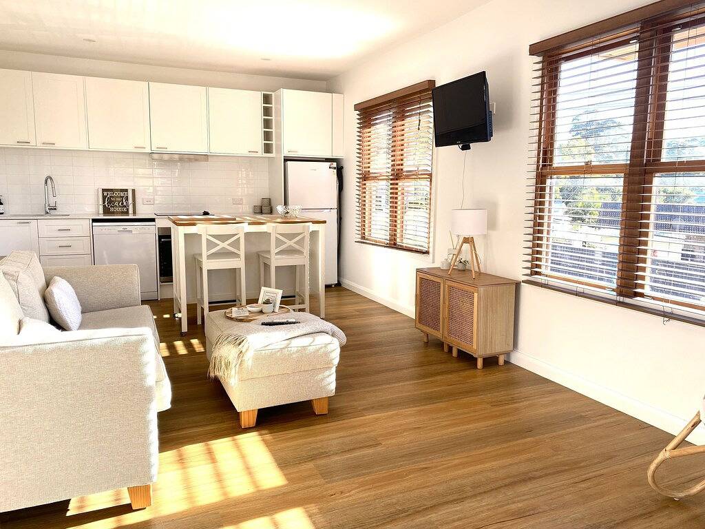 1 Hour from Sydney 500 meters to Terrigal beach, restaurants and night life. in Terrigal, New South Wales