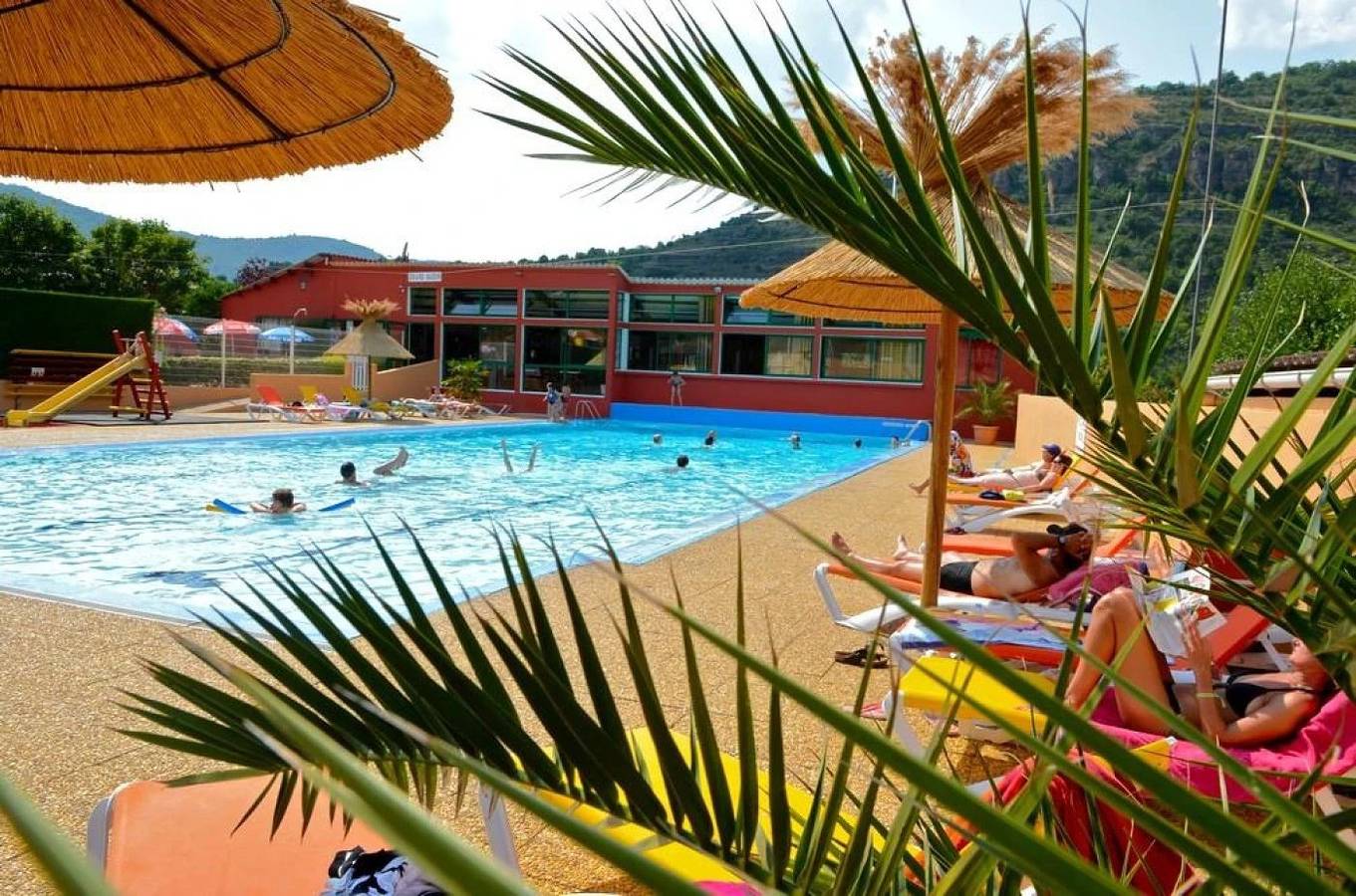 Zecamping 4 étoiles animé piscine chiens acceptés chalet Tv clim in Saint-Rome-de-Tarn, Parc naturel régional des Grands Causses