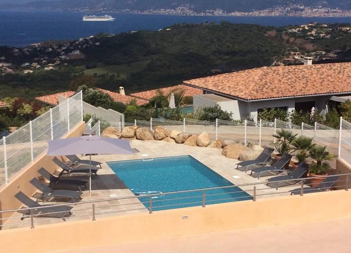 Gîte pour 8 personnes, avec terrasse et piscine à Albitreccia