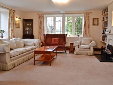 Log Cabin for 5 People in The Cotswolds, South West England, Photo 2