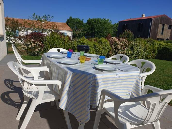 Geräumiges Ferienhaus mit Garten, nahe Strand und WLAN in Le Bernard, Vendée