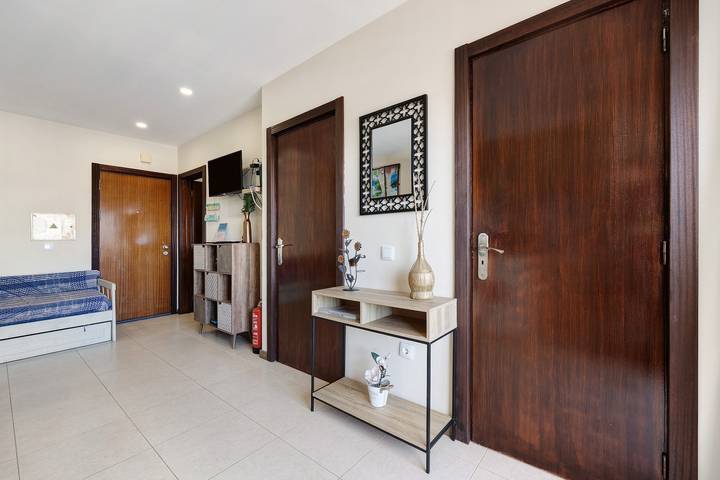 Appartamento intero, Appartamento di vacanza "Da Praia" con aria condizionata, balcone, giardino in comune e Wifi in Praia da Rocha, Portimao
