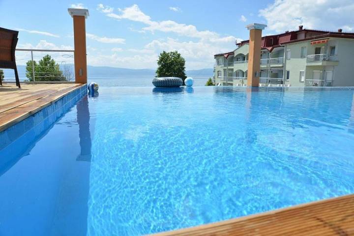Villa för 4 Personer, med Balkong samt Terass och Pool och Sjöutsikt i Nordmakedonien