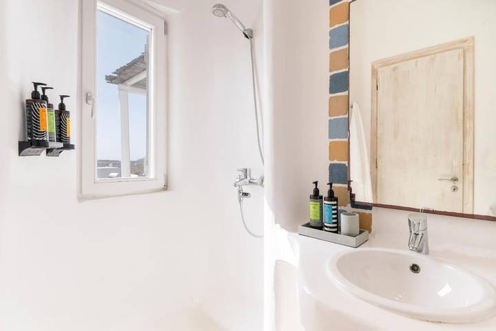 Location de vacances pour 7 personnes, avec vue ainsi que piscine et jardin dans Kalafatis - 3