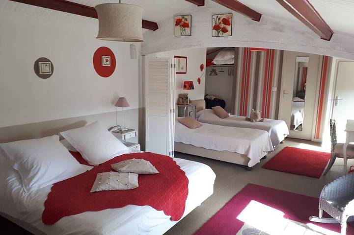 Location de vacances pour 27 personnes, avec balcon et jardin à Arçais - 2