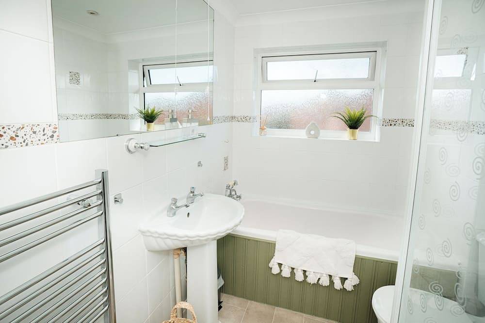 Sleeps 8-10 | 4 Bed Cotswold Home with Hot Tub, Games Room & Private Parking in Churchdown, Gloucestershire