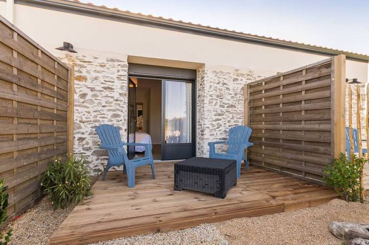 Gîte pour 2 personnes, avec Terrasse ainsi que Jardin et Piscine dans Planète Sauvage
