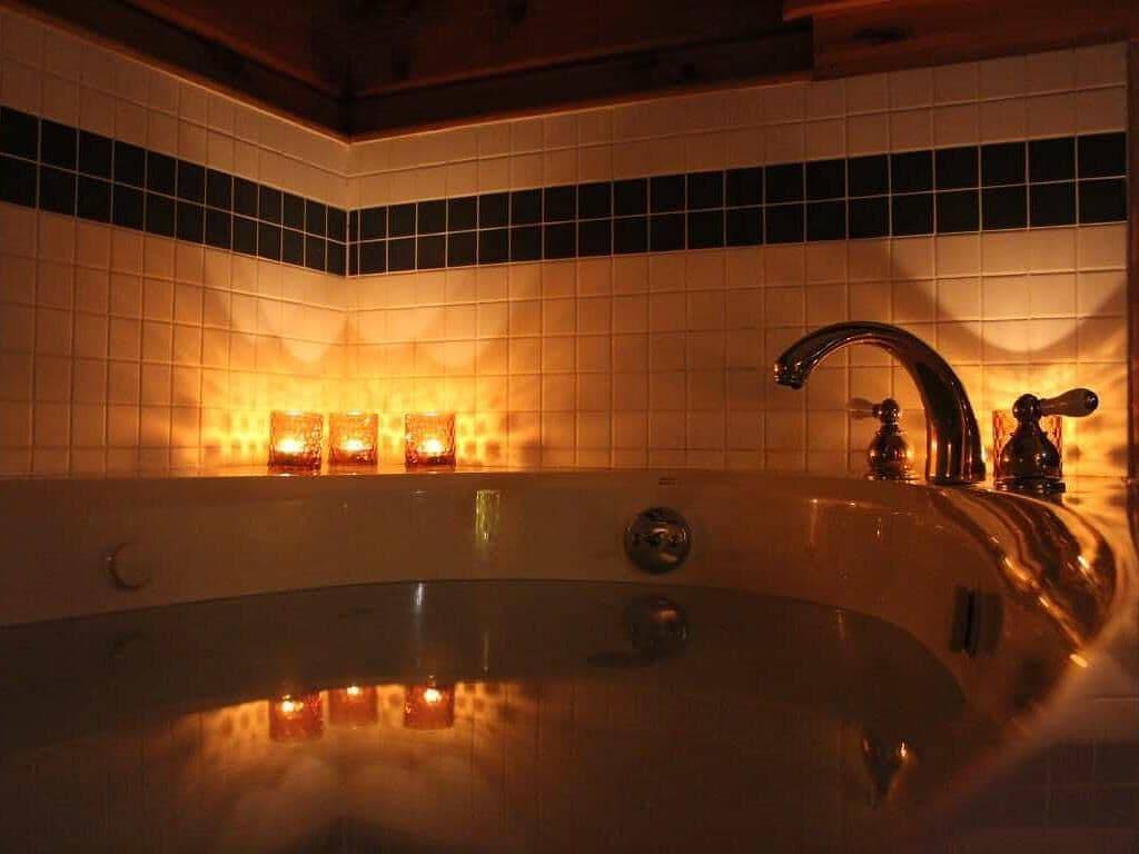 Trillium Cabin-Kabine-Whirlpool-Honeymoon-Blick auf den Wald in Adirondack Mountains