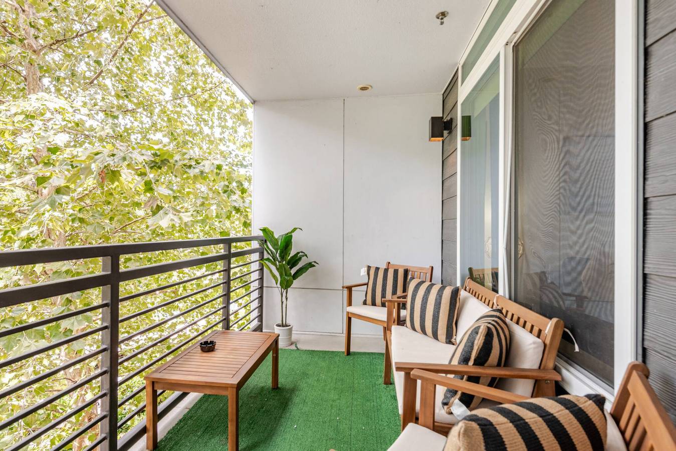 Apartamento vacacional entero, Condominio de lujo con vista al río, vistas a la piscina y estacionamiento gratuito in San Antonio, Condado de Bexar