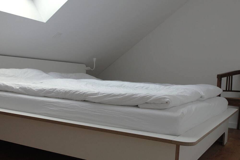 Ganze Wohnung, Anton – Atelier-Ferienwohnung in Rysum bei Greetsiel, 65 m² für 4 Personen - Hof in Rysum, Krummhörn