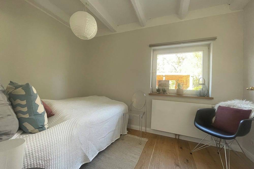 Ferienhaus neu saniert - 2 Min. zum Strand - großes ruhiges Naturgrundstück in Schashagen, Ostholstein