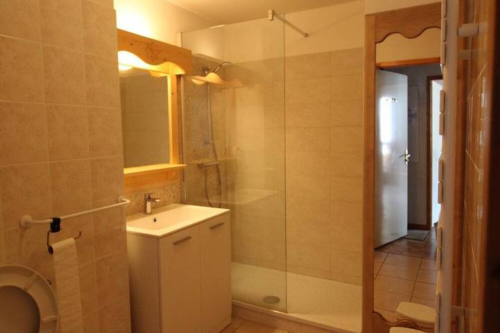 Appartement entier, Appartement cosy, 5 pers, centre village, proche pistes, balcon, parking, WIFI, draps inclus in Lanslevillard, Région de Saint-Jean-de-Maurienne
