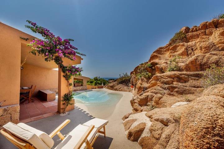 Resort per 4 persone, con Balcone e Idromassaggio nonché Terrazza e Piscina in Sardegna