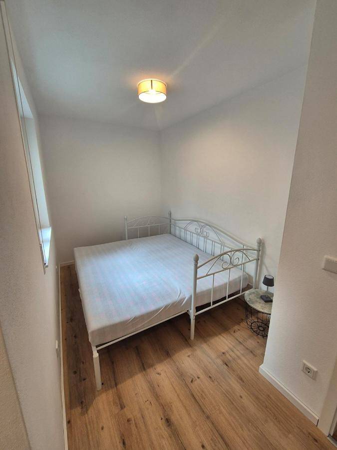 Ganze Wohnung, Großzügige 100 qm Wohnung mit 2 Schlafzimmern und großem Wohnzimmer in Bad Abbach, Ostbayern