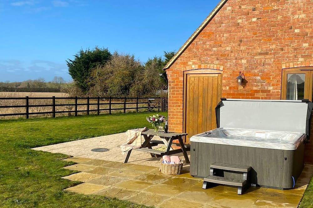 Inglenook Barns -  two pet-friendly barn conversions with hot tubs in Bidford on Avon, Warwickshire