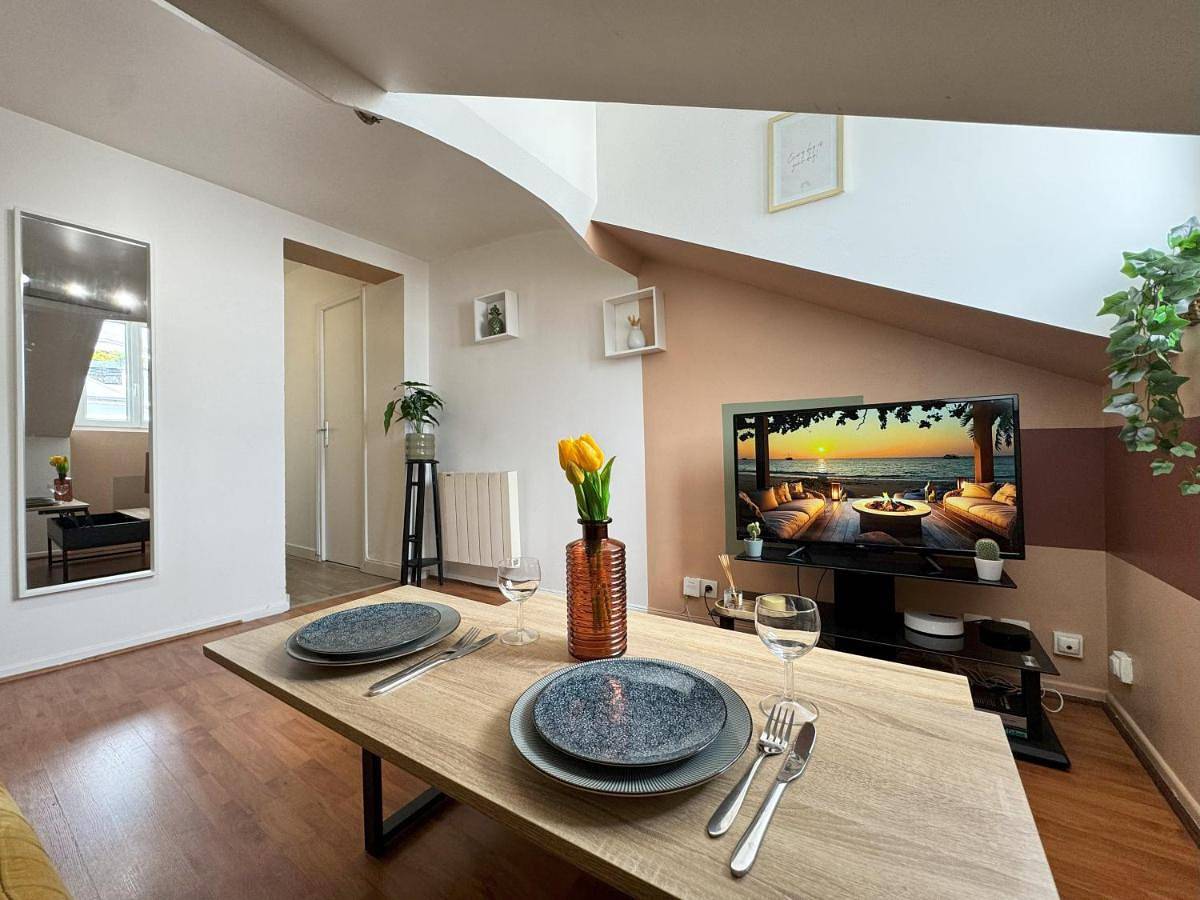 Appartement entier, One-Bedroom Apartment in Le Perreux-sur-Marne, Val-de-Marne