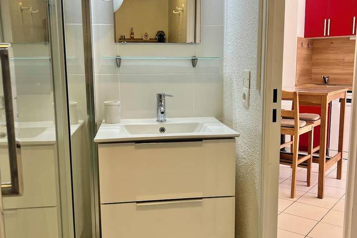 Gîte pour 4 personnes, avec terrasse et piscine dans Office De Tourisme Cannes La Bocca - 4